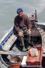 Image du Maroc Professionnelle de  Un ouvrier s'active sur embarcation de pêche au port d'Agadir, ville située au sud du Maroc, Vendredi 23 Août 2002. (Photo / Abdeljalil Bounhar)

